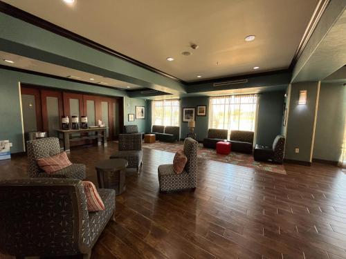 Χώρος καθιστικού στο Quality Inn & Suites