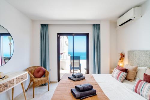 1 dormitorio con 1 cama y vistas al océano en La Cala on the beach sunsets view. en La Cala de Mijas