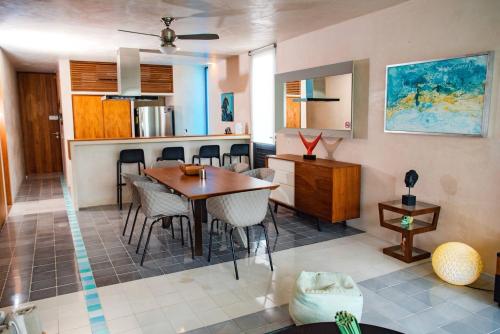 a kitchen and dining room with a table and chairs at Apartamento en el corazón de Playa del Carmen, Sabor a Miel in Playa del Carmen