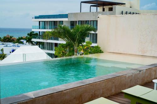 a swimming pool on the roof of a building at Apartamento en el corazón de Playa del Carmen, Sabor a Miel in Playa del Carmen