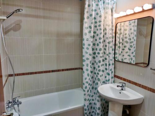 a bathroom with a sink and a shower curtain at Estudio Céntrico Agua Gibralfaro con Piscina in Málaga