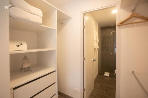 a bathroom with a walk in closet and a shower at Alta by Wynwood House in Lima