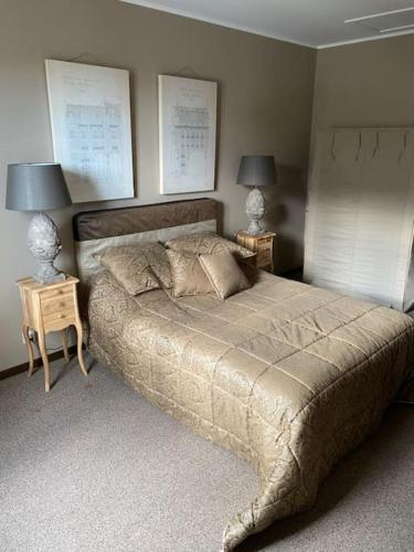 - une chambre avec un lit avec deux lampes et deux tables dans l'établissement L’honorine, entre Port-en-bessin et Omaha Beach, à Le Grand-Hameau