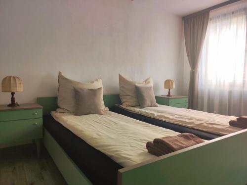 two twin beds in a room with a window at Mosel Boutique in Bruttig-Fankel