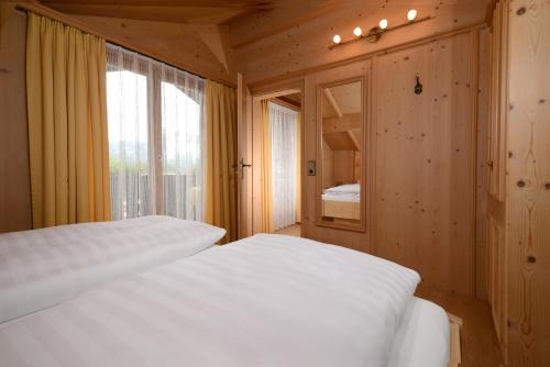 ライト・イム・ヴィンクルにあるAlpenblickのベッドルーム1室(白いベッド2台、窓付)