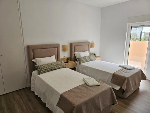 伊利亞沃的住宿－Curtido House Suits - Suite，客房设有两张床和窗户。