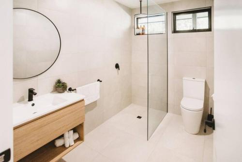 uma casa de banho com um WC, um lavatório e um chuveiro em Leafy Retreat - Benalla em Benalla
