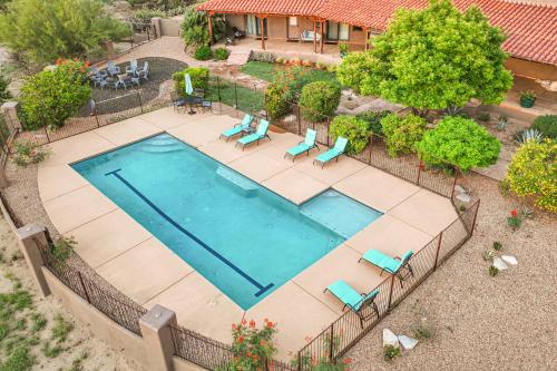 Kolam renang di atau dekat dengan Dove Mountain Estate