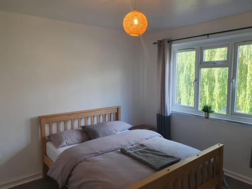 1 dormitorio con cama y ventana en Toni's Hub - 2 bed City Centre Apartment en Derby
