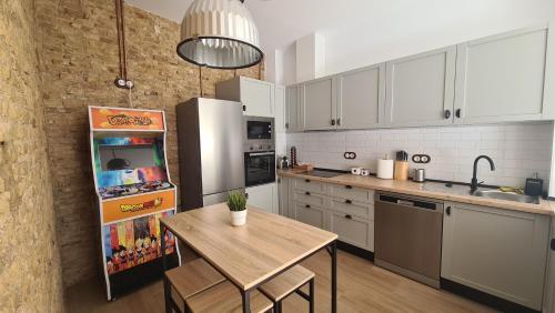 Una cocina con un refrigerador y una mesa dentro. en Casa Portela, en Cartagena