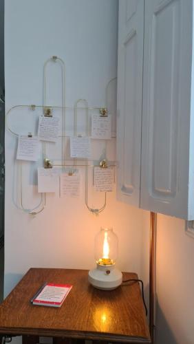 Una vela sobre una mesa en una habitación en Casa Portela, en Cartagena