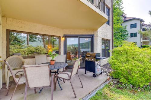 Κήπος έξω από το Steps to Shore Scenic Big Boulder Lake Condo!