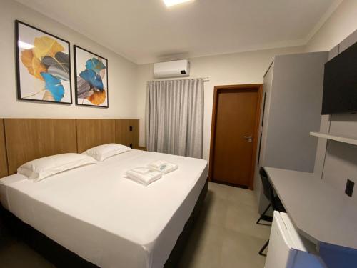 Ένα ή περισσότερα κρεβάτια σε δωμάτιο στο Hotel Sun City