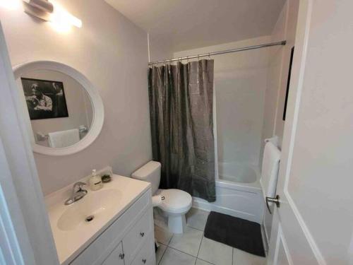 La salle de bains est pourvue d'un lavabo, de toilettes et d'une douche. dans l'établissement City Centre Lodge ( Downtown), à Mississauga