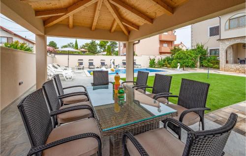 Патио или другая зона на открытом воздухе в Nice Apartment In Medulin With Wifi