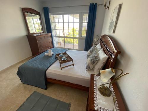 - une chambre avec un grand lit et une fenêtre dans l'établissement Moradia Olival- BBQ, 2 Quartos, Quintal, à Albufeira
