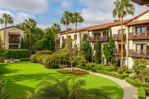 uma imagem de um pátio num resort com palmeiras em Estancia La Jolla Hotel & Spa em San Diego