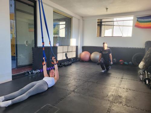 una mujer está jugando en una cuerda en un gimnasio en Vértigo Valle Sagrado, en Urubamba