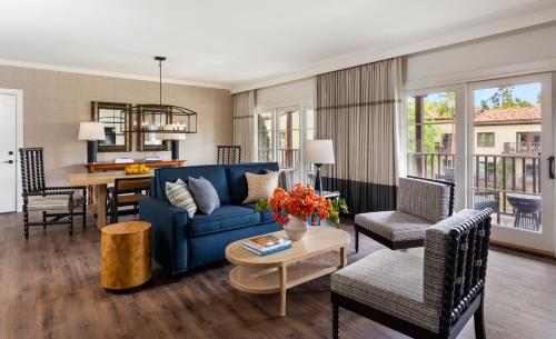 sala de estar con sofá azul y sillas en Estancia La Jolla Hotel & Spa en San Diego