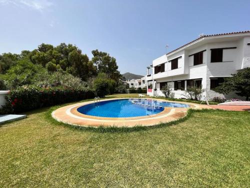 una piscina en un patio junto a un edificio en Appart magnifique Cabo Negro en Cabo Negro