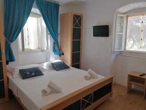 Postel nebo postele na pokoji v ubytování Apartments by the sea Milna, Vis - 8490