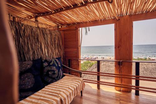 a room with a bed and a view of the beach at Casa Love in Sayulita