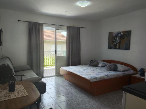 Schlafzimmer mit einem Bett und einer Glasschiebetür in der Unterkunft Apartments with a parking space Orebic, Peljesac - 643 in Orebić