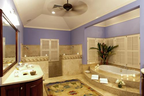 蒙特哥貝的住宿－Sunny Vacation Villa No 5，带浴缸和盥洗盆的大浴室