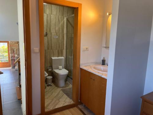 uma casa de banho com um WC e um lavatório em Casa da Lage - Gerês - Piscina privada no Gerês