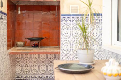 a table with a plate and a plant in a kitchen at Stars Courtyard by Fidalsa in Asprillas