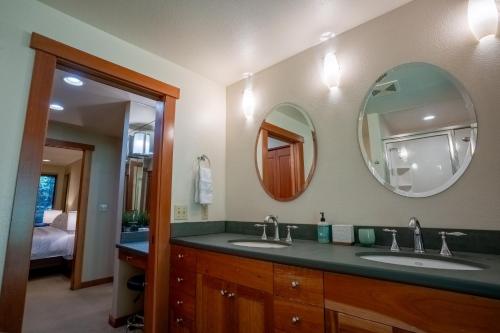 un bagno con due lavandini e uno specchio di Bridle Trails Treehouse a Bellevue