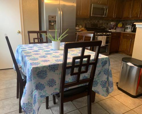 uma cozinha com uma mesa com uma toalha de mesa em Private Cozy Lock Room 1 em Cypress