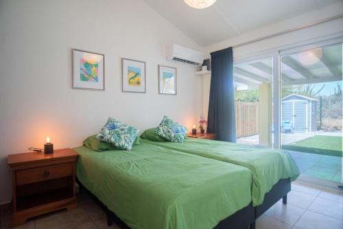 een slaapkamer met een groen bed en een raam bij NEW ! Casa Orcuyo in Santa Cruz