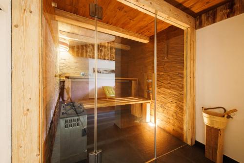uma sauna com uma cabina de duche em vidro num quarto em Ferienhaus Froschsee em Ruhpolding