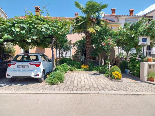 Apartments with parking space Porec - 10404