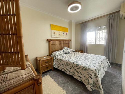 ロス・アルカサレスにあるBelvilla by OYO Holiday home in Los Alcazaresのベッドと窓のある小さな寝室