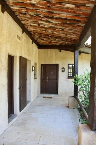 - l'accès à une maison dotée d'un plafond en bois dans l'établissement Le Haut des Espinets, à Saint-Paul-de-Vence