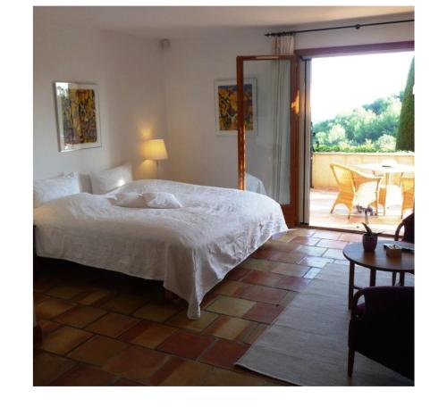 A bed or beds in a room at Le Haut des Espinets