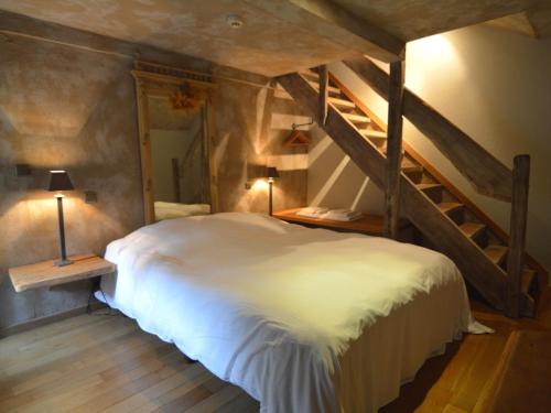 um quarto com uma grande cama branca e escadas em Magnificent Manor in Vresse-Sur-Semois with Sauna em Vresse-sur-Semois