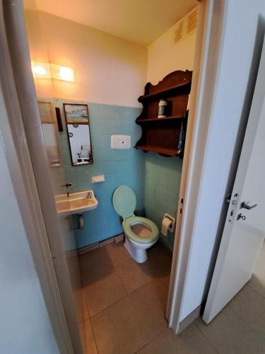 uma casa de banho com um WC e um lavatório em Galería Entre Ríos em Concordia