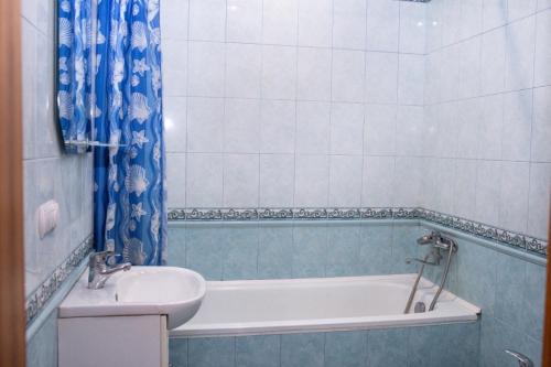 y baño con bañera y lavamanos. en Апартаменти на Сихові, Драгана 1й en Leópolis