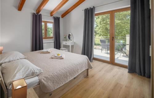 1 dormitorio con 1 cama y balcón en Lovely Home In Bale With Kitchen, en Bale