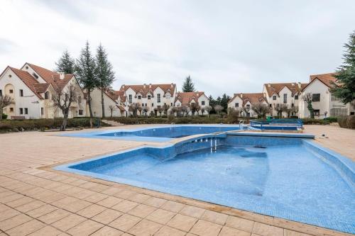 - une grande piscine dans une cour avec des maisons dans l'établissement شقة جميلة مع موقف سيارت مجانية في إفران, à Ifrane