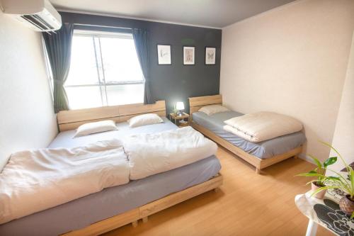 Un pat sau paturi într-o cameră la guesthouse みつば