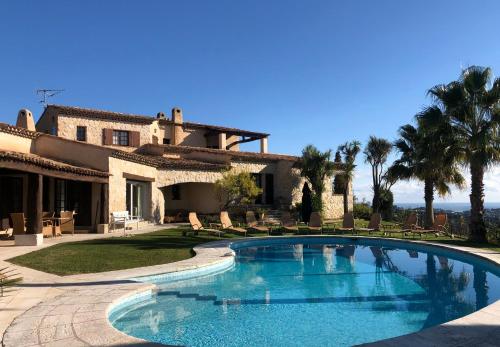 une piscine devant une maison dans l'établissement Le Haut des Espinets, à Saint-Paul-de-Vence