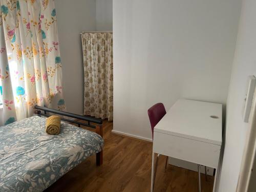 um quarto com uma cama, uma secretária e uma mesa em Single room share bathroom and kitchen em Perth