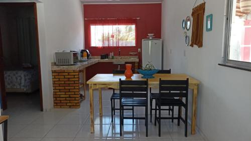 cocina con mesa de madera y sillas en EnjoyMaranhão Santo Amaro, en Santo Amaro