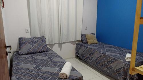 2 camas en una habitación de color azul y blanco en EnjoyMaranhão Santo Amaro, en Santo Amaro
