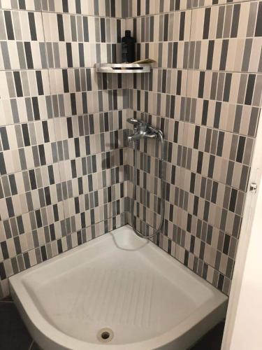 un bagno con un WC in una parete piastrellata di Vila Olti a Vlorë