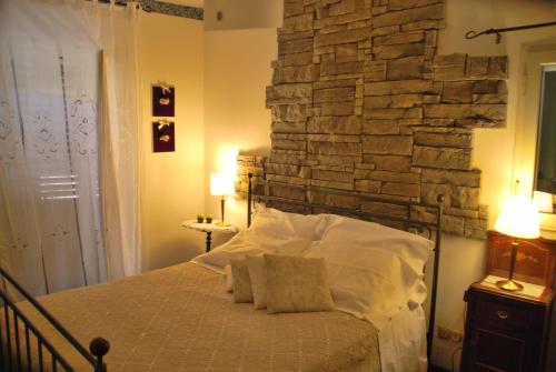Postel nebo postele na pokoji v ubytování Casa tipica siciliana patronale home BedandBreakfast TreMetriSoprailCielo Camere con vista, colazione interna in terrazzo panoramico